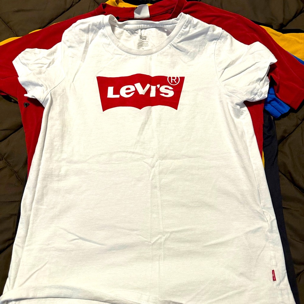 Levi small tee